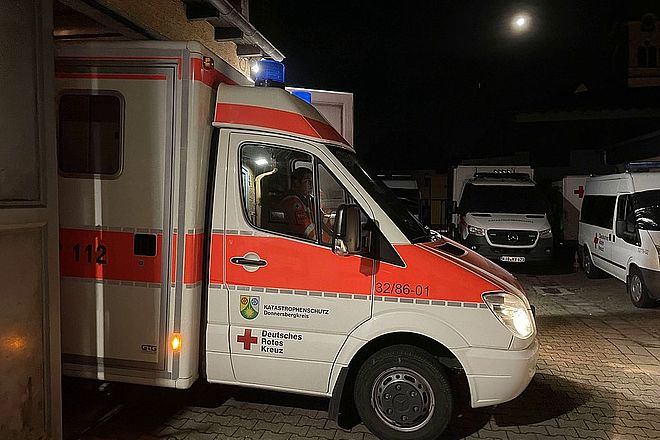 Rettungswagen bei der Ausfahrt aus der Garage